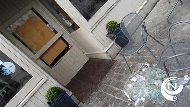 Herrieschoppers slaan glas toegangsdeur Den Beiaard stuk : 1 gewonde