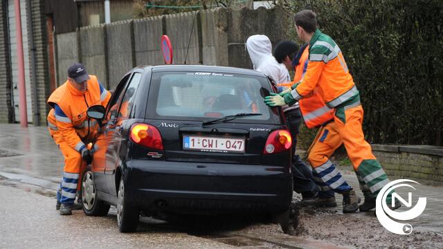 Stadsarbeiders helpen vastgereden bestuurster in Engelse wijk
