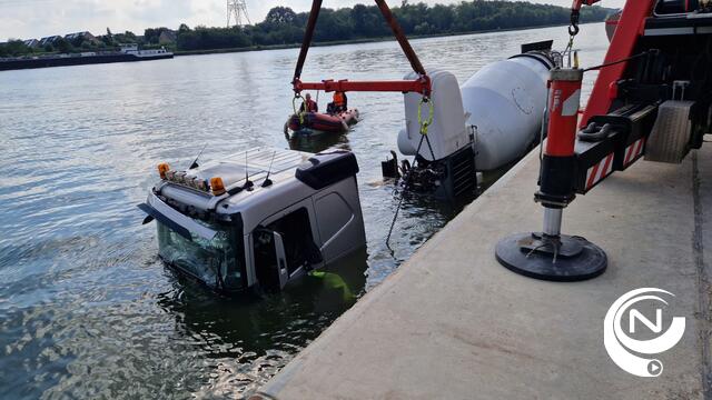 Betonmixer Centerbeton in Albertkanaal aan Poel