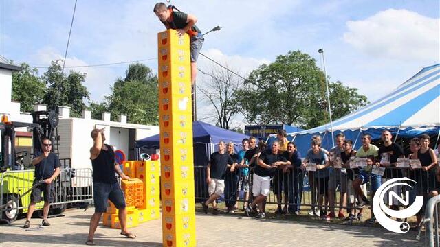 Chiro Berg en Meerhoutse kids stapelen 22 bierbakken hoog