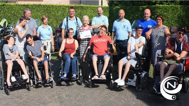 Blue Bikers rijden voor en met Benjalien