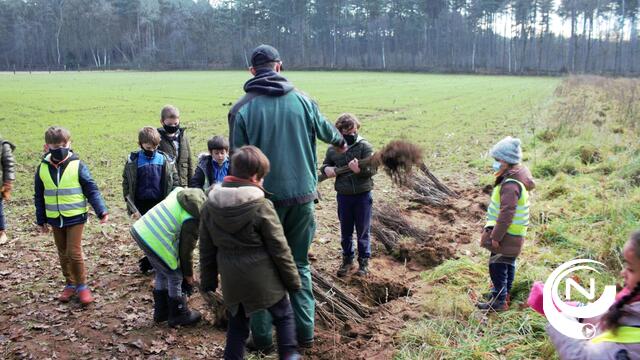 Leerlingen GBS De Pagadder planten nieuwe boompjes