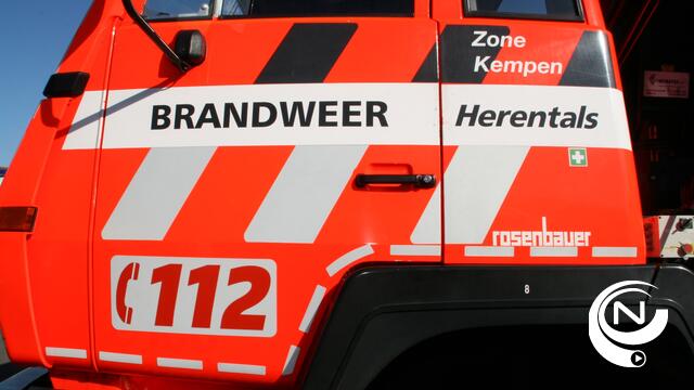 Camionette van Aannemingen Mols brandt uit langs Ringlaan