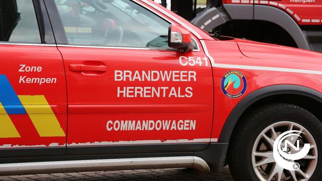 Bewoner voorkomt woningbrand : gooit brandende batterij op terras, aan hand gewond
