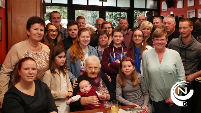 Kerstmis vieren met 5-geslacht en jarige moemoe Paula (95)