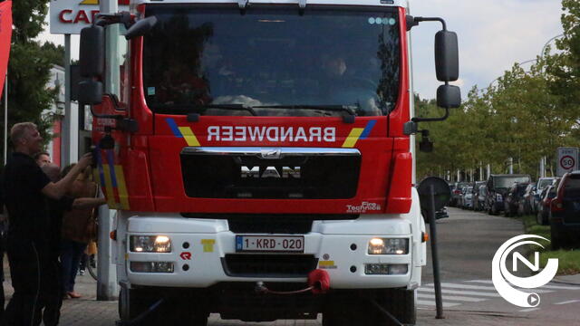  Brandweer Kempen ruimt vervuilde gracht aan Industrieweg