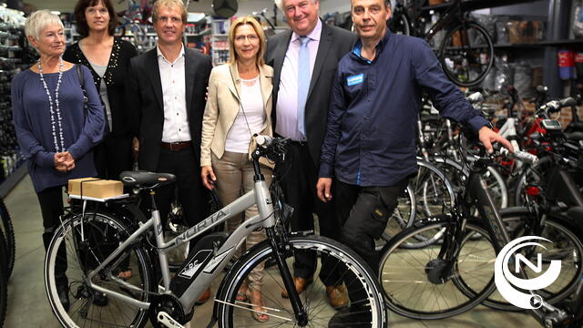 Braderij : Greet Van Genechten wint elektrische Norta-tweewieler van Fietsen Hendrickx