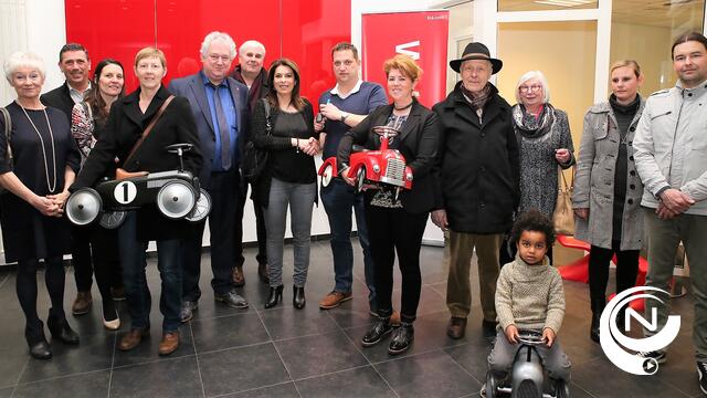 Dolgelukkige Annick rijdt met Kia Picanto naar huis
