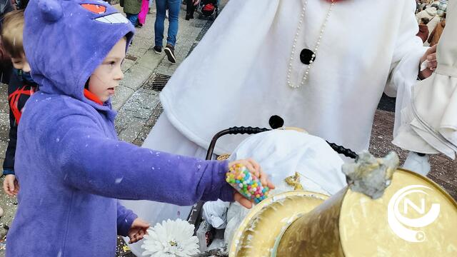 Prins Carnaval Huirtuit rijdt met prinsenwagen platten tuub...