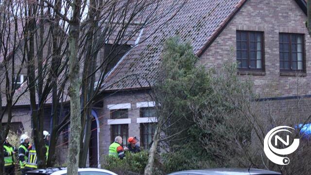 Boom op treinspoor aan Watervoort/Heerle, boom valt op woning Kapittelbossen : schade beperkt