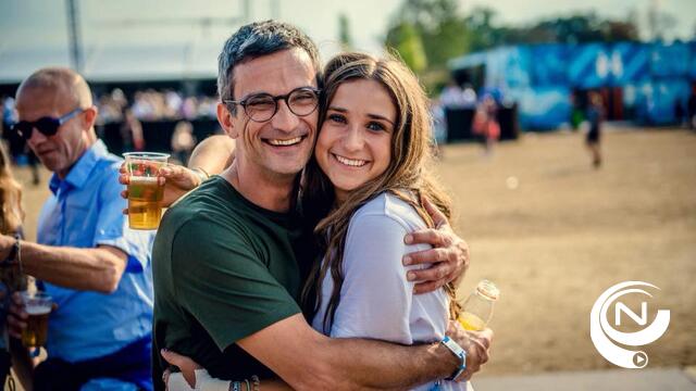 Neteland eert overleden radiopresentator Christophe Lambrecht met bankje in stadspark : op 50m waar z'n radiocarrière écht begon Studio HALO