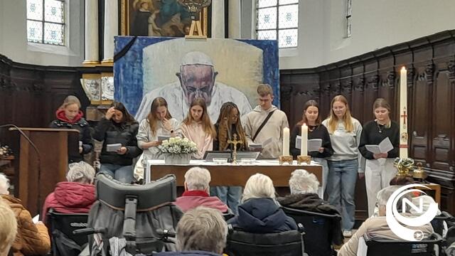 Schilderij Paus Franciscus  in paasviering wzc Zilverlinde Olen-Centrum