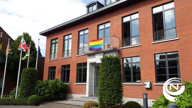 Grobbendonk laat regenboogvlag wapperen