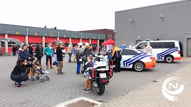 54 communicantjes en feestelingen nemen communiefoto's bij brandweer, politie en Rode Kruis
