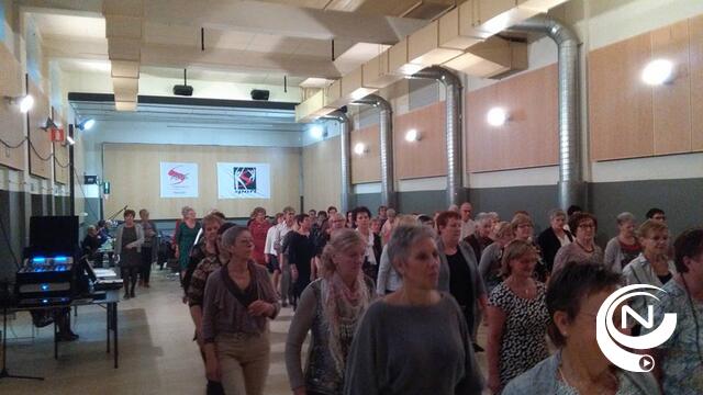 150 senioren zwieren beentjes los in zaal 't Hof