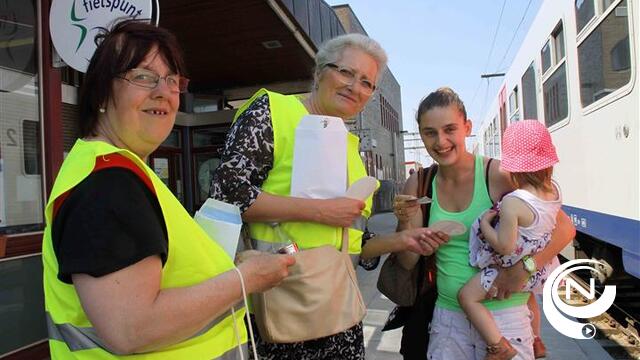 Vrijwilligers en medewerkers De Dorpel verkopen stickers 