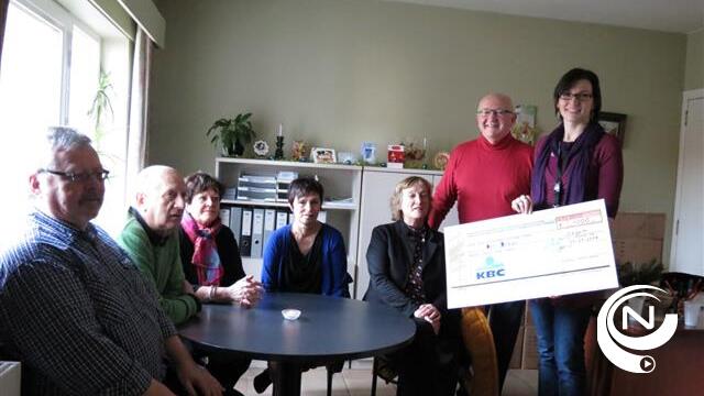 Woshkoor & kookclub Vrienden Van De Zeuij overhandigen cheque aan vzw Den Draai