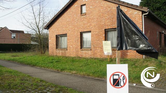 Buurtbewoners Oosterwijk hangen zwarte vlag tegen komst tankstation 