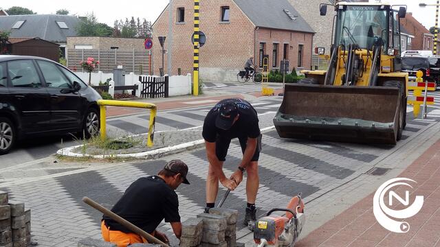Heraanleg straatstenen in Herenthout moet opspattend water van woningen weghouden 