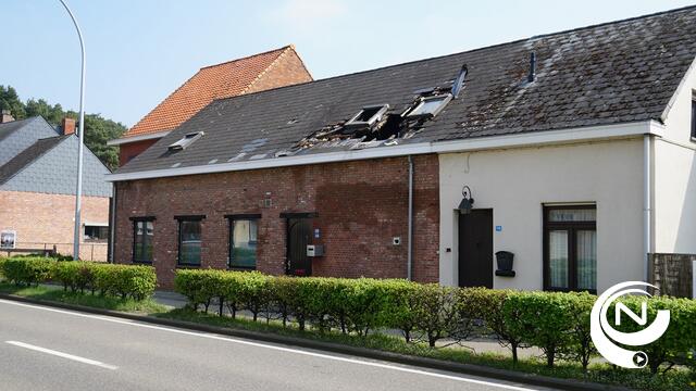 Dak van woning vat vuur op Lichtaartseweg
