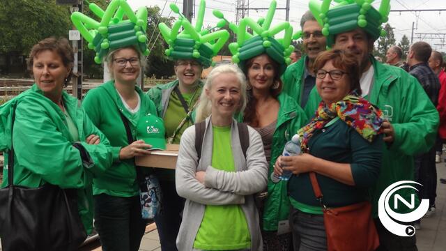 Massa betogers neemt de trein naar rustige vakbondsbetoging