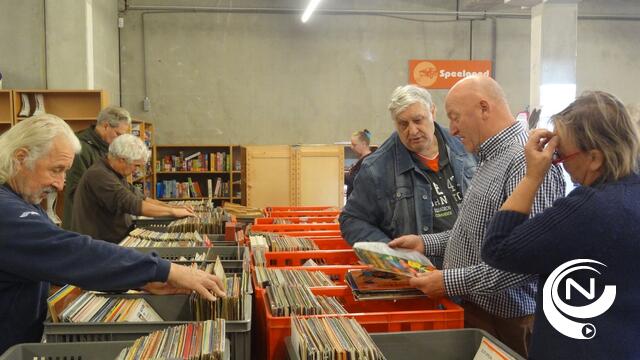Muziekfans aan het feest tijdens Dag van de Kringwinkel 