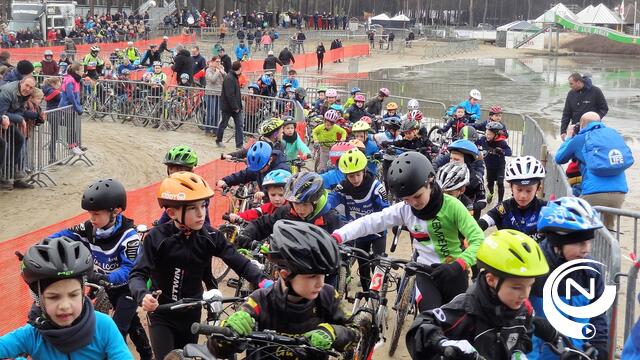 412 jonge veldrijdertjes zorgen voor recordinitiatie op Lilse Bergen - HD video