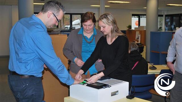 Eerste biometrisch reispaspoorten in Mol uitgereikt