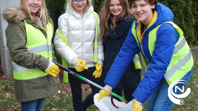 Leerlingen ruimen zwerfvuil schoolomgeving voor zwerfvuilactie gemeentebestuur