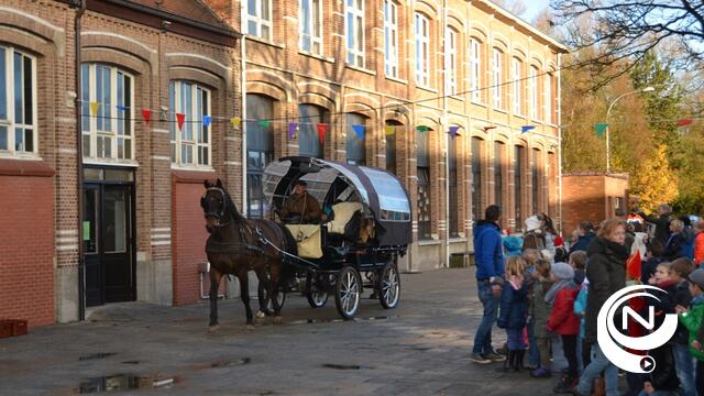 Sinterklaas brengt met stoomboot 2 basketpalen naar Toermalijn 