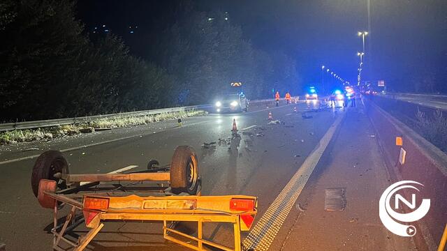 E313 @Grobbendonk : bizar incident met compleet verwoeste aanhangwagen - extra foto's