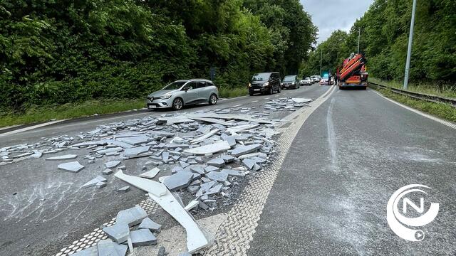 Vrachtwagen verliest 5 ton lading arduin aan oprit E313 Olen : verkeershinder, geen gewonden