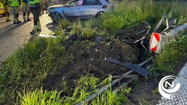 E313 : auto mist tegen hoge snelheid bocht op afrit Olen/Herentals Oost - 2 gewonden