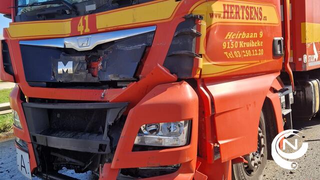 E313 : kettingbotsing met 4 vrachtwagens en 2 auto's ter hoogte van Oevel Geel-West, 1 gewonde