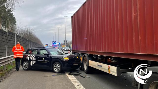 E313 :  klapband personenauto veroorzaakt botsing met camion aan Herentals-Oost/Olen