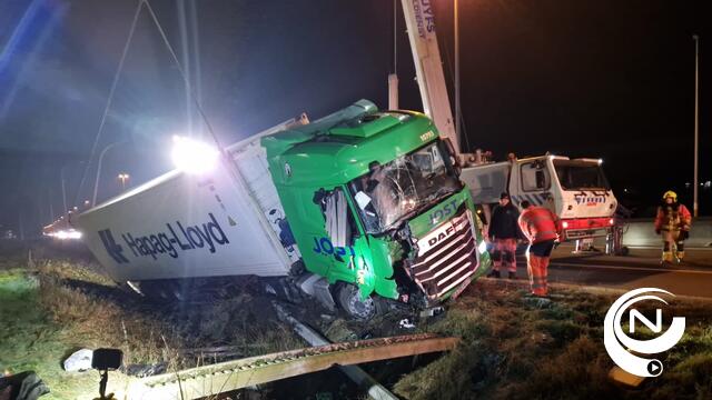 E313 : transport  met 15 ton rijst belandt in berm, geen gewonden - extra foto's