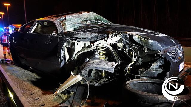 E313 : wagen gaat over de kop aan Herentals-Oost, bestuurder kan zelf nog uit voertuig kruipen