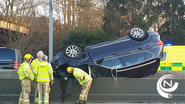 E313 : wagen komt spectaculair op middenberm terecht ter hoogte van Grobbendonk