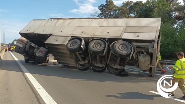 Spectaculair ongeval met vrachtwagen na klapband op E313 aan Herentals-Industrie