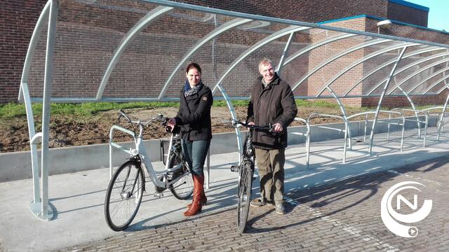 Overdekte fietsenstalling aan Olense sporthal 
