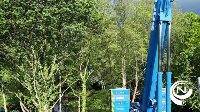 Hijsen fietsbrug uitgesteld door technisch probleem aan kraan 