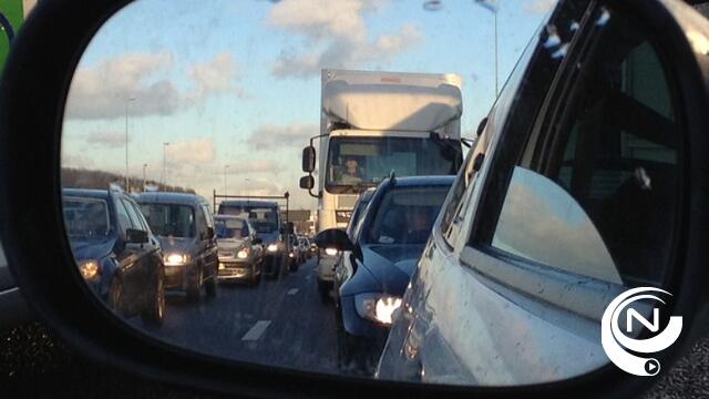 Veel fileleed na klapband vrachtwagen op E313 Herentals-Oost