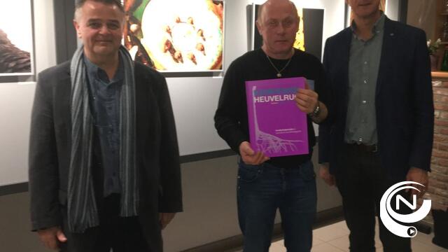 Burgemeester Ward Kennes en schepen Walter Van Baelen reiken prijs uit bij Flits 80