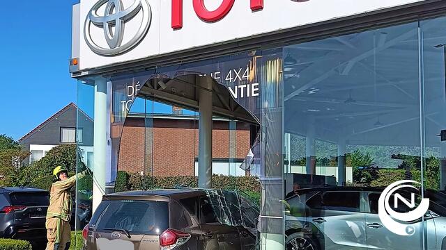 Vrouw (95) rijdt door vitrine garage De Bie Lierseweg Herentals