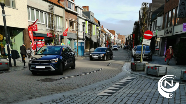 Proefopstelling met verkeersgeleiders moet kruispunt Nieuwstraat-Markt in Geel veiliger maken voor fietsers