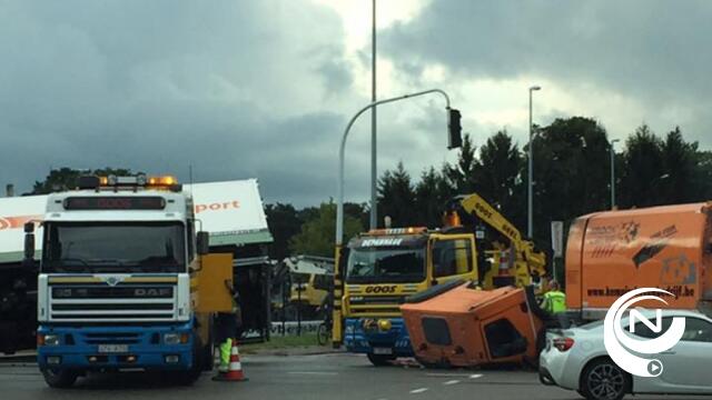 Veegwagen verliest cabine bij spectaculaire botsing aan kruispunt Hezemeer-Nieuwe Baan