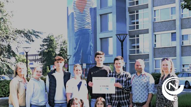 Sint Maria met cheque voor Goudgeel  Ziekenhuis Geel