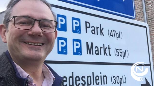 Bordjes wijzen weg naar juiste parkeerplaats