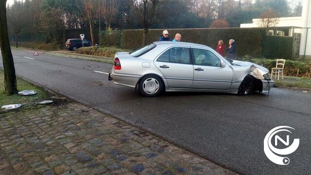 Wagen slipt tegen boom in Hezewijk : bestuurder gewond