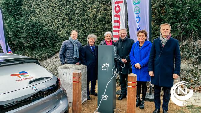 Eerste laadpalen van grote uitrol van publieke laadinfrastructuur in Vlaanderen ingehuldigd